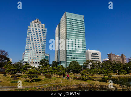 Tokyo, Japon - Jan 4, 2016. Les bâtiments modernes avec un parc au quartier d'affaires à Tokyo, Japon. Tokyo est la capitale du Japon et la plus populeuse du monde metr Banque D'Images
