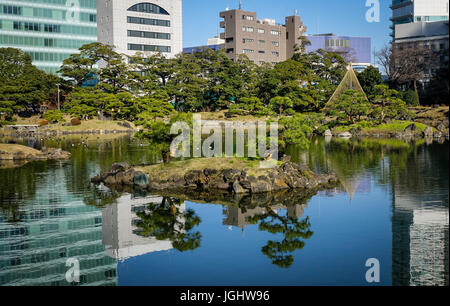 Tokyo, Japon - Jan 4, 2016. Un parc avec lac au quartier d'affaires à Tokyo, Japon. Tokyo est la capitale du Japon et la plus populeuse du monde metropolis. Banque D'Images