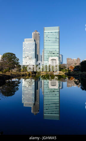 Tokyo, Japon - Jan 4, 2016. Les bâtiments modernes avec un reflet lac au quartier d'affaires à Tokyo, Japon. Tokyo est la capitale du Japon et de l'Organisation mondiale de la plupart des po Banque D'Images