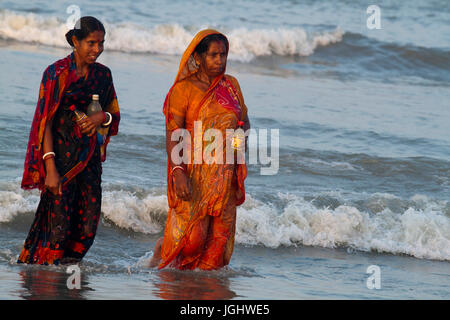 Les femmes de la communauté hindoue se baigner à la baie du Bengale au cours de l'éruption à Mela Dublarchar dans la Division est de la forêt des Sundarbans. Des milliers o Banque D'Images