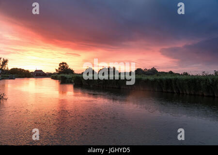 Dyke bougie sur les Norfolk Broads au coucher du soleil Banque D'Images