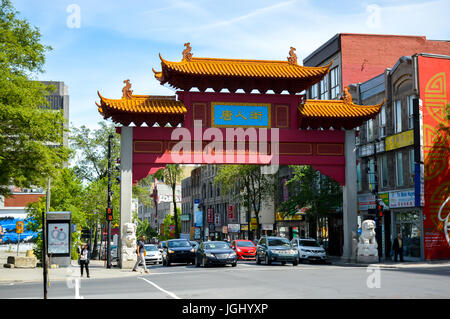 Montréal, Canada - 15 juin 2017 : La paifang gate à l'entrée du quartier de Chinatown dans le centre-ville de Montréal. Banque D'Images