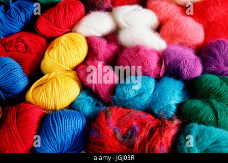 Still life. Close up of multi-coloured balls of wool. Banque D'Images