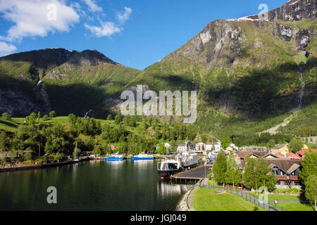 Vue panoramique au village à la fin de l'Aurlandsfjorden sur côte ouest au début de l'été. Flam, Aurland, Norvège, Scandinavie Banque D'Images