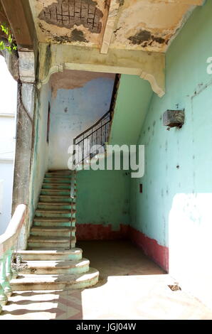 En cas d'escalier colonial le Musée sandiniste dans Leon, Nicaragua Banque D'Images