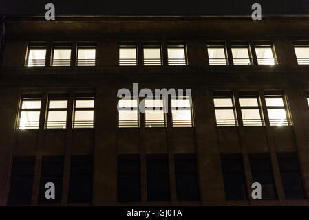 Office building at night avec windows éclairé à Berlin, Allemagne Banque D'Images