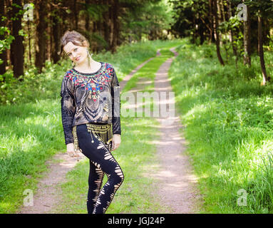 Girl enjoying nature été hippie Banque D'Images