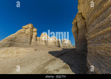 Craie à Niobrara formations Monument Rocks, Chalk aka pyramides, le premier monument naturel national aux États-Unis, et une qui est en privé o Banque D'Images