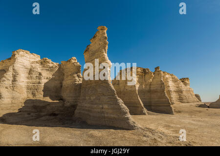 Craie à Niobrara formations Monument Rocks, Chalk aka pyramides, le premier monument naturel national aux États-Unis, et une qui est en privé o Banque D'Images