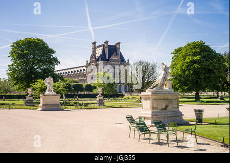 Le jardin des Tuileries à Paris, en France, par un matin ensoleillé avec les statues d'Alexandre les combats et le bon samaritain et le palais du Louvre. Banque D'Images