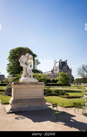 Le jardin des Tuileries à Paris, en France, par un matin ensoleillé avec la statue du Bon Samaritain et le pavillon de Flore du palais du Louvre. Banque D'Images