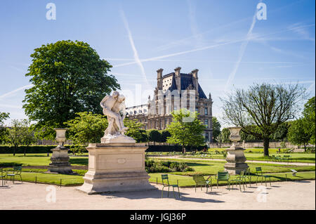 Le jardin des Tuileries à Paris, en France, par un matin ensoleillé avec la statue du Bon Samaritain et le pavillon de Flore du palais du Louvre. Banque D'Images