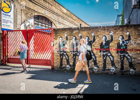 Bambi's Don't Shoot Graffiti de Michael Brown, à Shoreditch, London, UK Banque D'Images