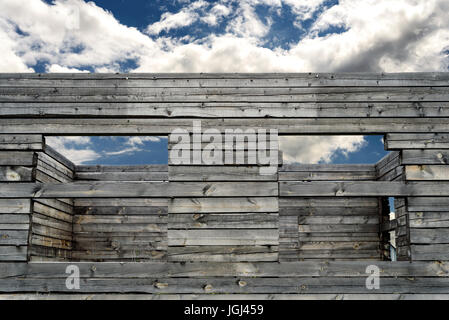Maison abandonnée fabriqués à partir de bois avec le log de temps oublié par ses constructeurs comme l'âge de construction Banque D'Images