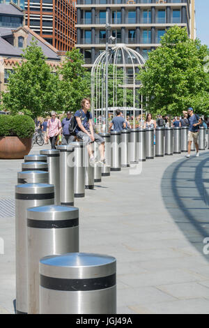 Bornes de sécurité à l'extérieur de la gare de King's Cross à Camden, au nord de Londres, UK Banque D'Images