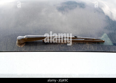 Couvertes de poussière essuie glace arrière sur une voiture bleu métallique Banque D'Images