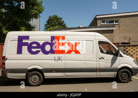 Livraison FedEx van stationné sur une rue latérale à Londres, Royaume-Uni Banque D'Images