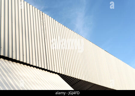 Toit de métal de l'argent résumé dans un ciel d'été bleu Banque D'Images