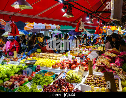 Hong Kong - Mar 29, 2017. Marché de Fruits au quartier de Kowloon à Hong Kong. En 2014, Hong Kong était la onzième destination des internationa Banque D'Images