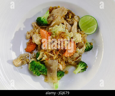 Pad Thaï au poulet plat de nouilles de riz sautées au Thai restaurant local. Banque D'Images