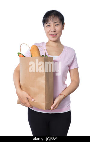 Asian Woman carrying Shopping bag avec des provisions dans les régions isolées sur fond blanc Banque D'Images
