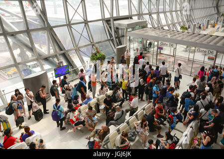 BANGKOK, THAÏLANDE - 31 juil., 2015. Les personnes en attente de l'enregistrement à l'aéroport de Suvarnabhumi, à Bangkok, Thaïlande. L'aéroport de Suvarnabhumi est l'un des deux internati Banque D'Images