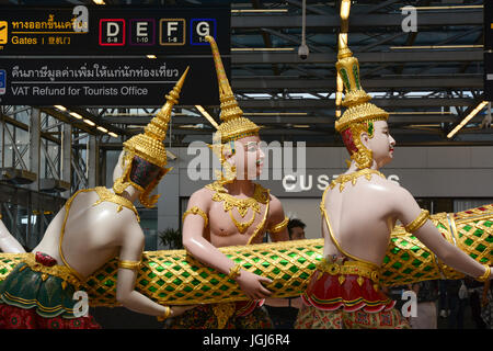 Bangkok, Thaïlande - 10 Nov 2015. Une représentation de l'intérieur de la revue Samudra manthan est l'aéroport de Suvarnabhumi. L'aéroport est l'un des deux airp Banque D'Images