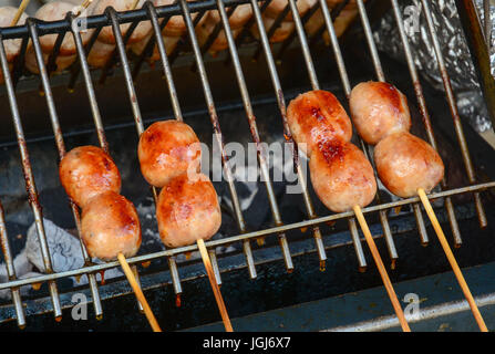 La viande grillée sur un bâton, à vendre à Bangkok, Thaïlande Banque D'Images