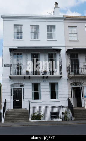 Des scènes de rue de Cheltenham. Maisons mitoyennes de style géorgien dans Royal Crescent Banque D'Images