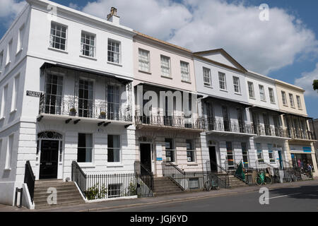 Des scènes de rue de Cheltenham.propriétés mitoyennes. Banque D'Images