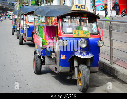 Bangkok, Thaïlande - 10 Nov 2015. Tuk tuk (taxi) sur la rue à Bangkok, Thaïlande. Tuk-tuks ou sam lor (trois roues) utilisé pour être le favori de tous w Banque D'Images