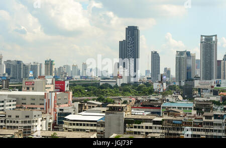 Bangkok, Thaïlande - 10 Nov 2015. Cityscape à Bangkok, Thaïlande. Les plus grands parcs de Bangkok : le Parc Lumphini situé près de le Si Lom. Banque D'Images