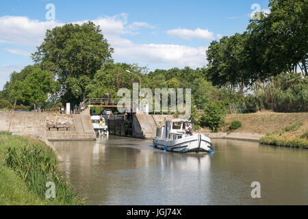 Un bateau laissant une serrure sur le Canal du Midi près de Béziers, France Banque D'Images