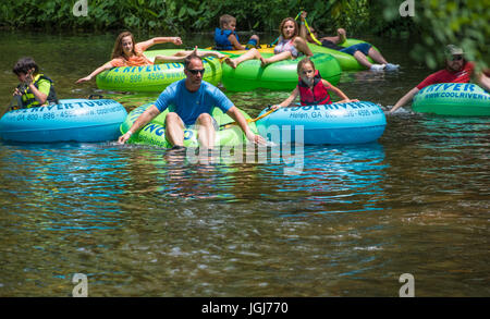 Tubes d'été sur la rivière Chattahoochee à Helen, la Géorgie. (USA) Banque D'Images