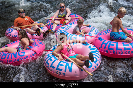 Plaisir en famille sur la rivière Chattahoochee à Helen, la Géorgie. (USA) Banque D'Images