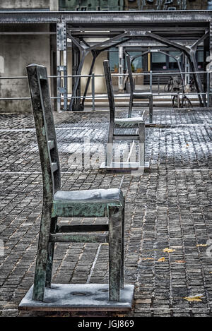 Place des Héros du Ghetto avec ses 33 chaises memorial en fonte et en bronze. Les chaises symbolisent la tragédie de la juifs polonais dans le Ghetto Banque D'Images