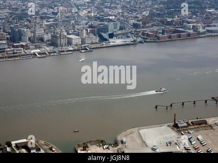 Vue aérienne de la rivière Mersey traversée en ferry vers Liverpool Birkenhead de waterfront, UK Banque D'Images