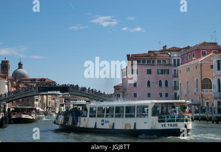 Venise, Italie - 02 juin 2017 : vue générale du Vaporeto navire à Grand Canal à Venise, Italie Banque D'Images