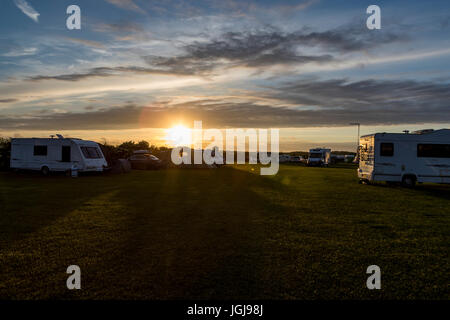 Le soir, à la baie de Beadnell Caravan and Camping Site, Dorset UK Banque D'Images