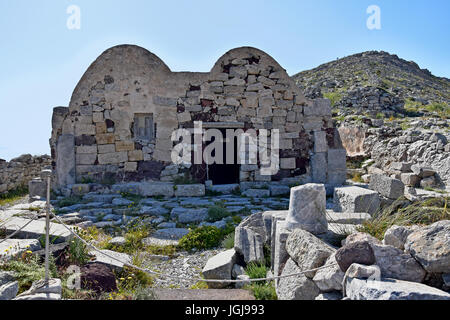 Sur les ruines de l'église byzantine de Messa Vouno, Théra, Kamari, Santorini, Grèce Banque D'Images