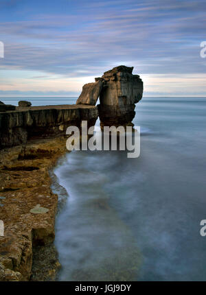 Juraasic Pulpit Rock sur la côte du Dorset Banque D'Images