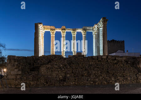 Le temple Romain d'Évora (Portugal) date du premier siècle avant Jésus-Christ et est un site du patrimoine mondial de l'UNESCO Banque D'Images