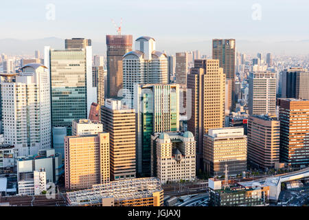 Vue aérienne de Twilight et l'hôtel d'affaires de la ville d'Osaka. Petit hôtel Montery en premier plan, éclipsé par les immeubles de grande hauteur derrière. Heure d'or. Banque D'Images
