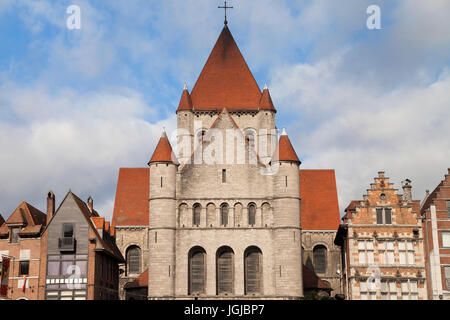 Eglise de Saint Quentin dans la Grand Place de Tournai, Wallonie, Belgique. Banque D'Images