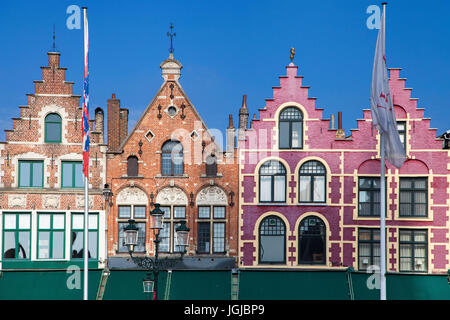 Bâtiments médiévaux dans la place du marché de Bruges, Belgique. Banque D'Images