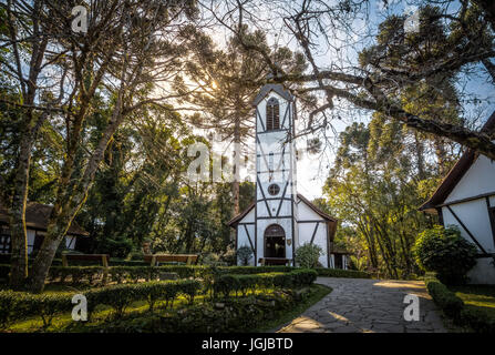 L'église de style Fachwerk allemand et maisons au Village d'immigrants Park (Parque Aldeia do Imigrante) - Nova Petropolis, Rio Grande do Sul, Brésil Banque D'Images