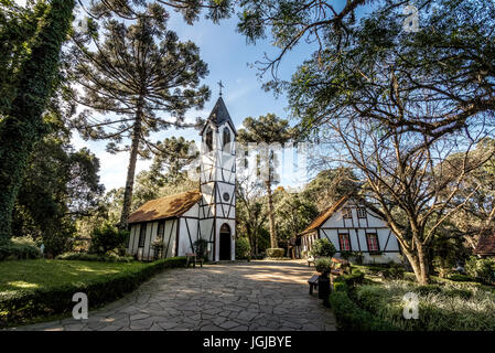 L'église de style Fachwerk allemand et maisons au Village d'immigrants Park (Parque Aldeia do Imigrante) - Nova Petropolis, Rio Grande do Sul, Brésil Banque D'Images