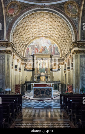 Milan. L'Italie. La fausse abside de Santa Maria presso San Satiro, par Donato Bramante, 1482-1486, un des premiers exemples de Tromp l'oeil de l'architecture. Banque D'Images