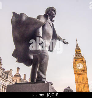 Statue de David Lloyd George sur la place du Parlement avec la tour Elizabeth abritant Big Ben derrière, Londres. Banque D'Images