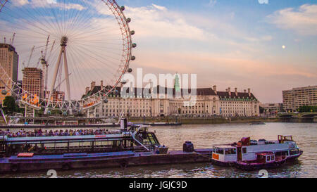 London Eye sur le côté sud de la Tamise avec County Hall à droite, Londres. Banque D'Images